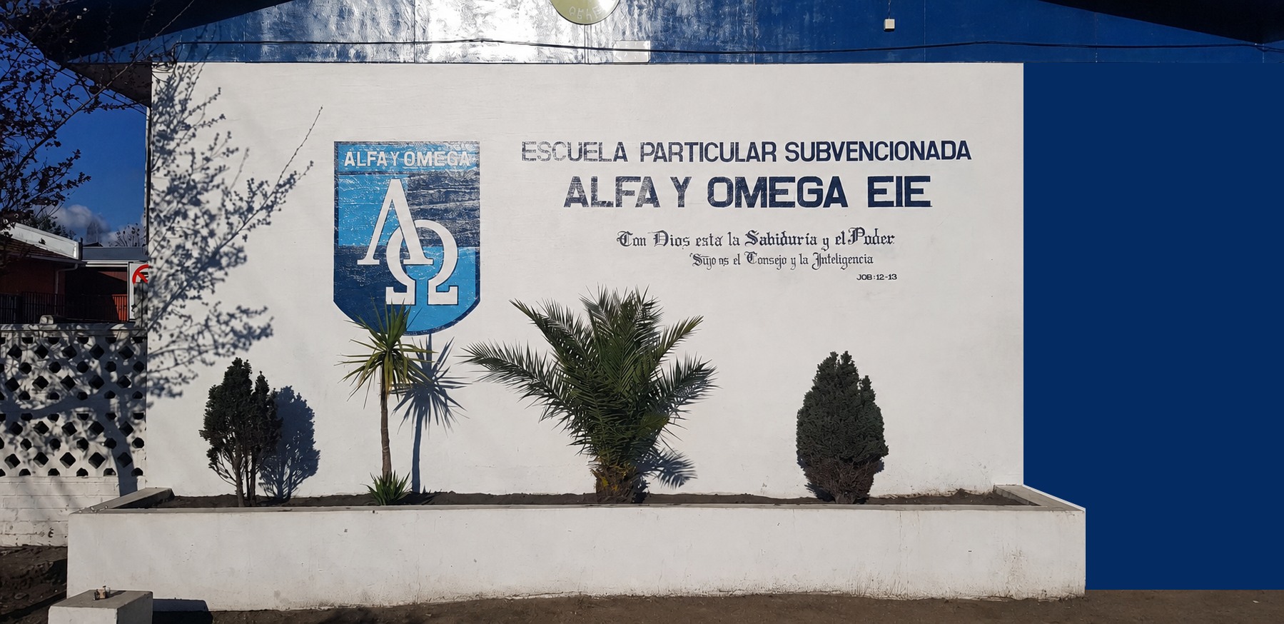 Fachada de la Escuela Alfa y Omega en Laja