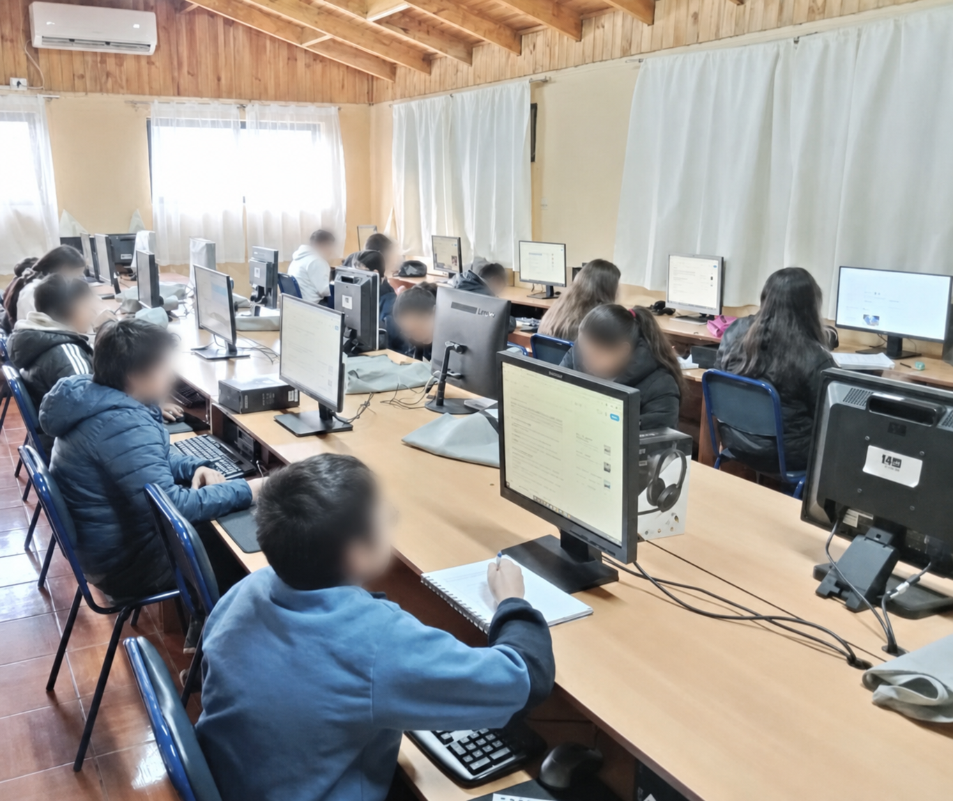 Estudiantes trabajando con computadores en la sala de idiomas y tecnología de la Escuela Alfa y Omega