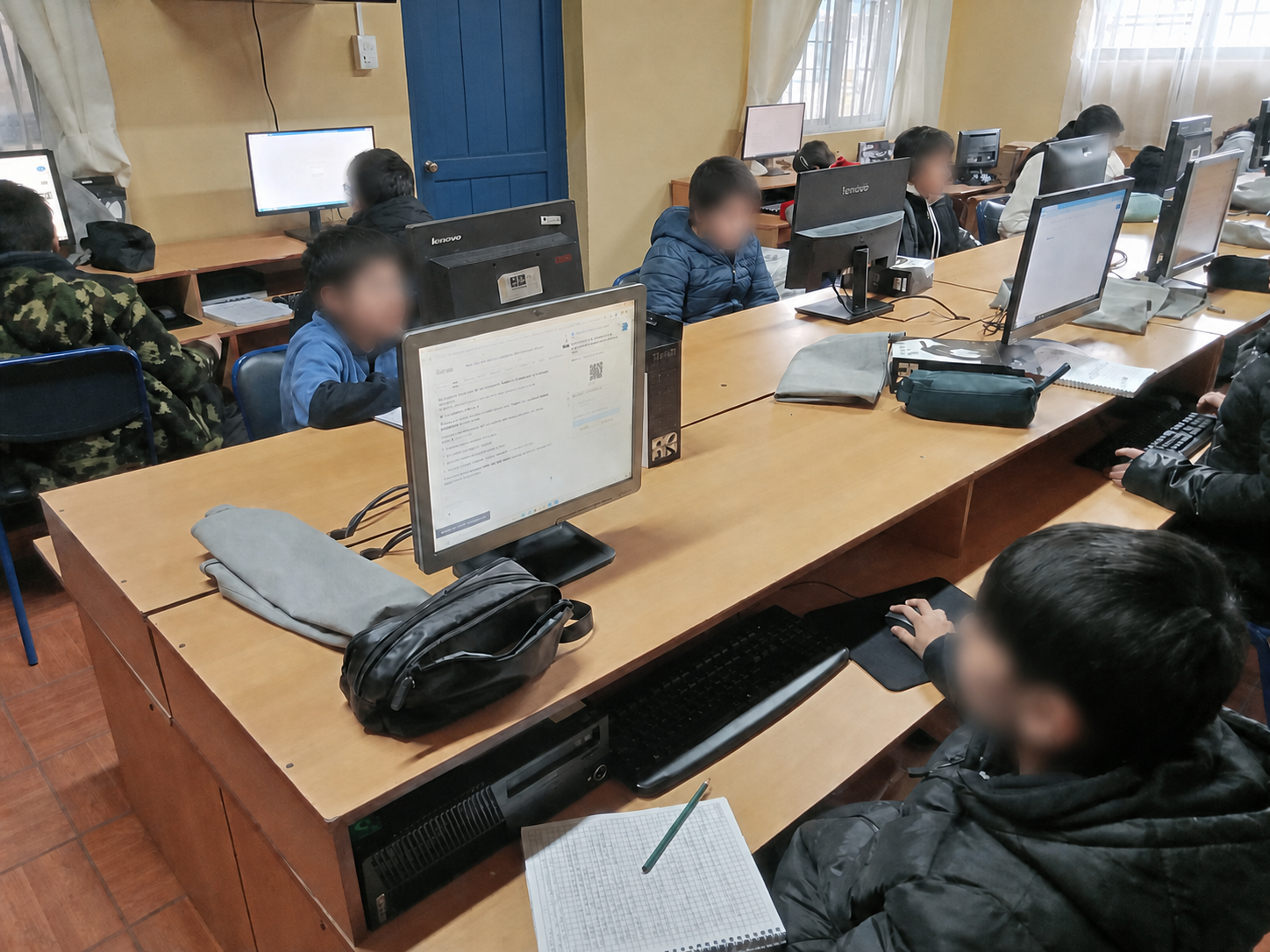 Clase práctica en la sala de computación de la Escuela Alfa y Omega